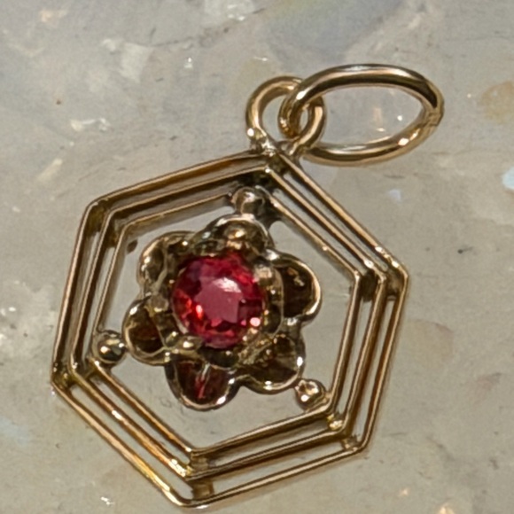 10K yellow gold Hexagon Pendant with floral center